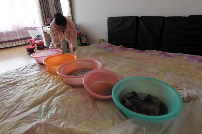 宽甸楼上漏水，住户失联，小区没物管，业主维权难！律师来支招……